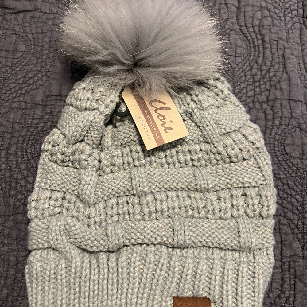 Chlorine Light Gray Knit Beanie with Pom-Pom